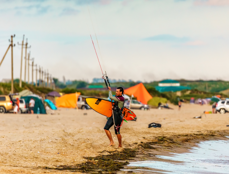 Kitesurfing.