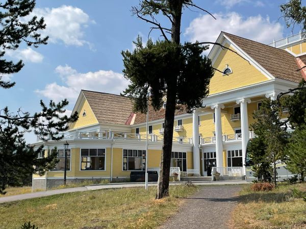 Lake Yellowstone Hotel