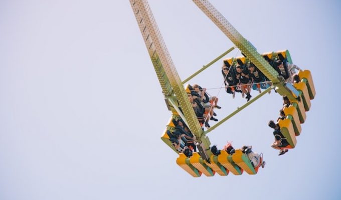 amusement park ride in one of the amazing US cities for thrill-seekers