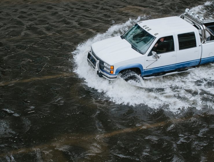 Real Chaos Of Hurricanes: Discriminatory Media Coverage along the Wealth Divide
