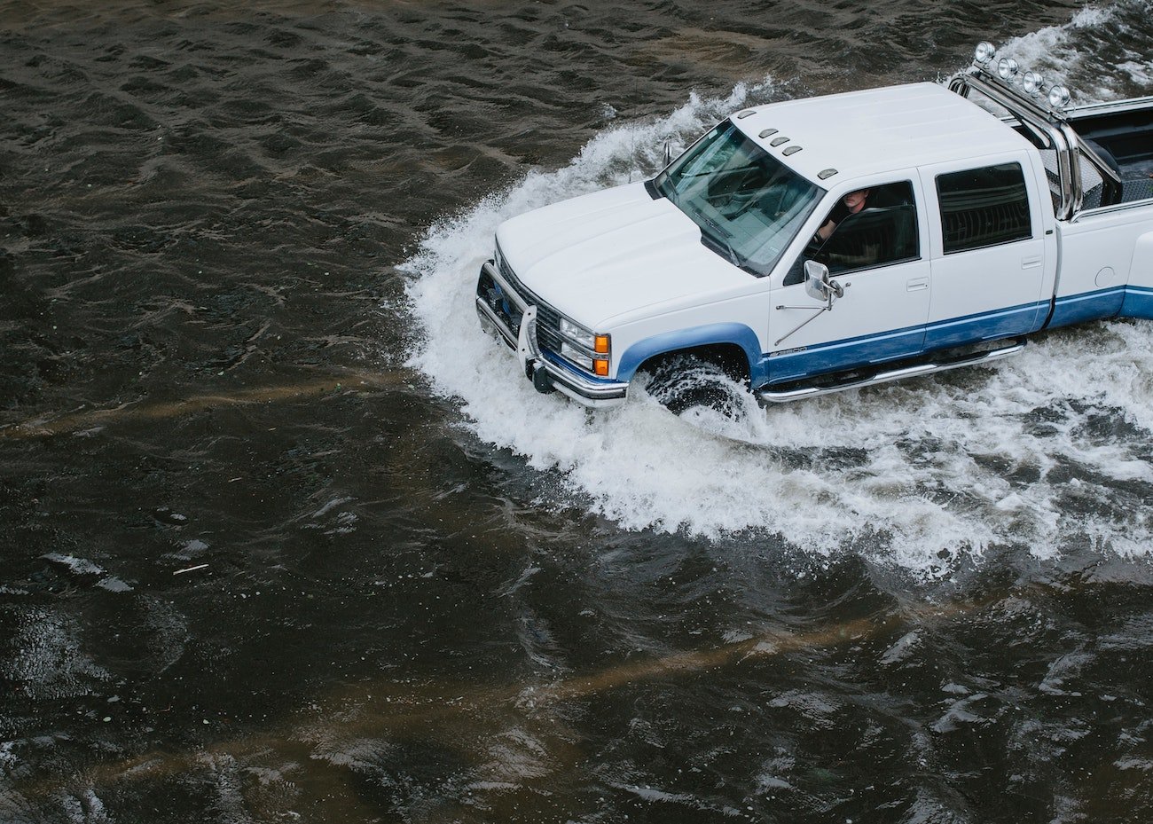 Real Chaos Of Hurricanes: Discriminatory Media Coverage along the Wealth Divide