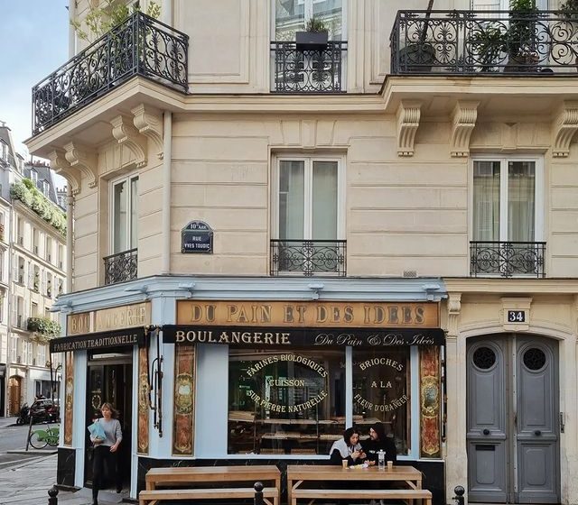 Exterior of Du Pains et des Idées