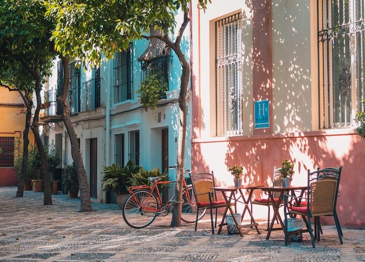 The Top Reasons Why So Many Americans are Flocking to Spain