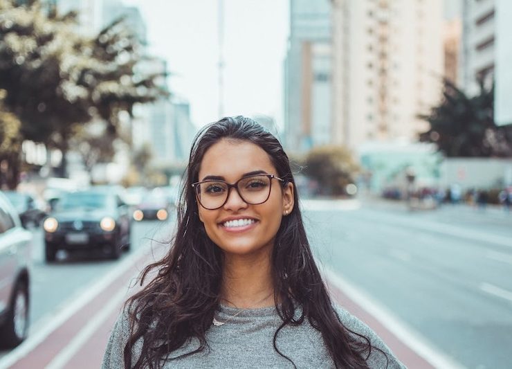 How to Tame Frizzy and Unmanageable Hair on the Go