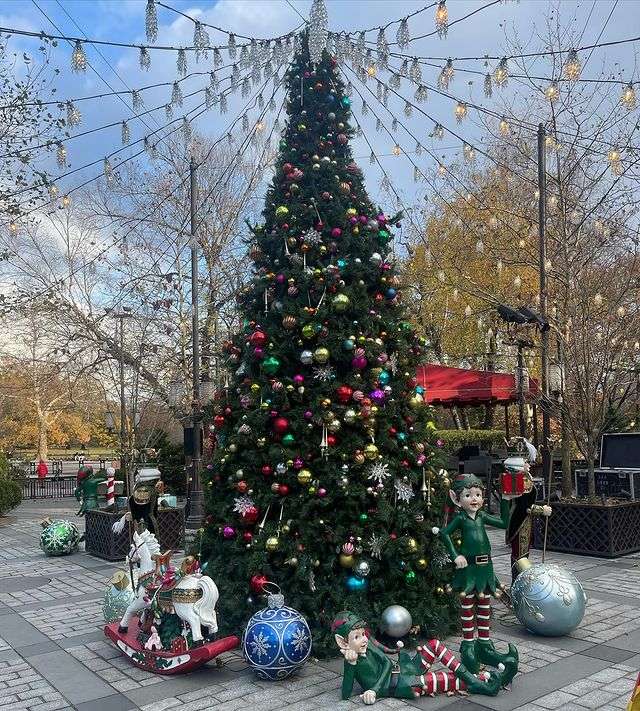 Christmas tree outside Tavern on the Green